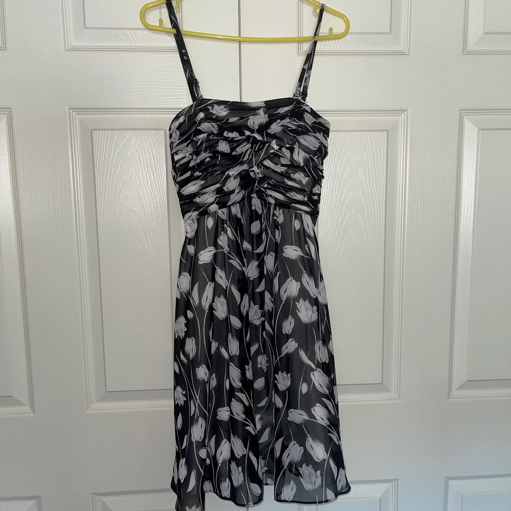 $150 White house black market floral Dress size 00